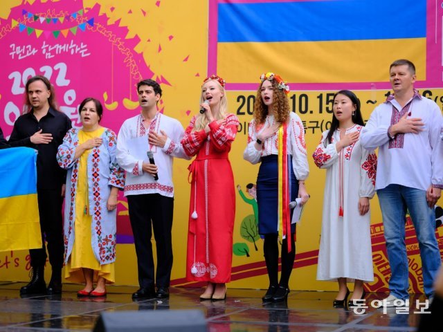 지난해 10월 서울 용산구 이태원에서 열린 세계문화축제 결선 장면. 우크라이나 전통 복장을 입은 율리아 스테파넷 씨(왼쪽에서 네 번째)와 우크라이나인들이 우크라이나 국가를 부르고 있다. 이고르 씨 제공.