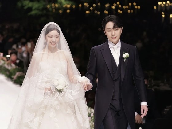 ‘피겨여왕’ 김연아가 23일 그룹 ‘포레스텔라’ 멤버 겸 성악가 고우림과의 결혼식 사진을 자신의 인스타그램 계정을 통해 공개했다. 김연아는 지난 22일 서울 중구 신라호텔에서 가족과 지인 등을 초대한 가운데 비공개로 결혼식을 올렸다. 김연아 인스타그램 2022.10.23 뉴스1
