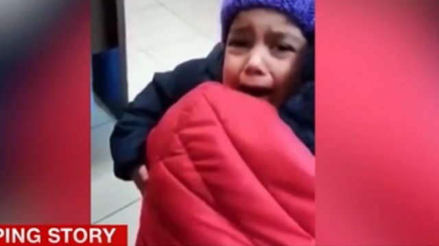 튀르키예 지진 현장에서 구조된 부녀가 극적인 재회를 하는 장면. CNN 영상 캡처