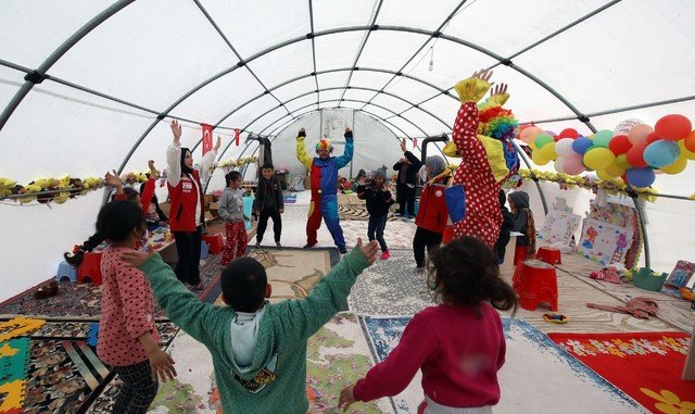 19일(현지시간) 튀르키예(터키) 카라만마라슈 이재민 대피소 텐트에서 어린이들이 게임을 하며 놀고 있다. 튀르키예와 시리아를 강타한 강진으로 지금까지 사망자가 4만6천 명을 넘어선 것으로 집계됐으며 튀르키예 당국은 일부 지역을 제외하고 수색·구조 작업을 대부분 완료했다고 밝혔다. 신화=뉴시스