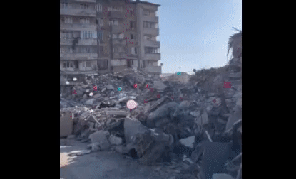 튀르키예(터키) 하타이 내 무너진 건물 잔해에 풍선이 가득하다. 트위터 갈무리