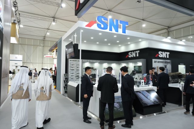 SNT 관계자들이 UAE 아부다비에 설치된 ‘UAE IDEX 2023’ SNT 전시부스에서 현지 군 관계자에게 제품을 설명하고 있다. SNT제공