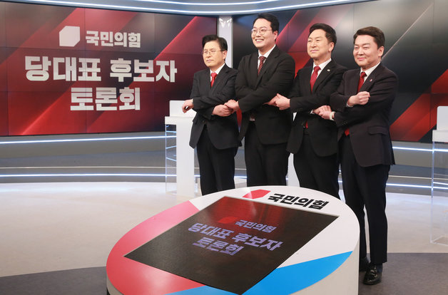 국민의힘 당대표 후보들이 20일 서울 중구 MBN 스튜디오에서 열린 TV토론에 앞서 기념촬영을 하고 있다. 왼쪽부터 황교안, 천하람, 김기현, 안철수 후보. 2023.2.20 국회사진취재단