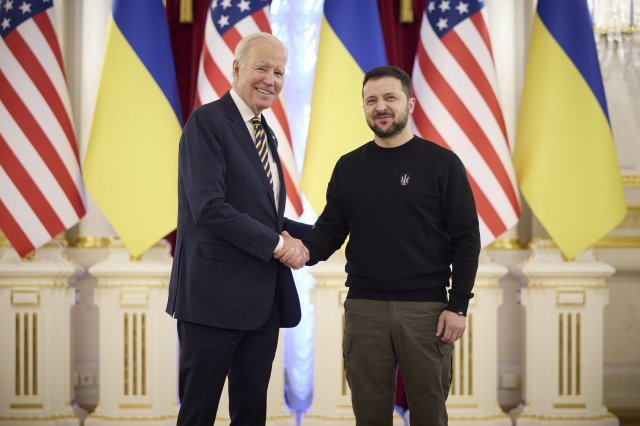 20일(현지시간) 조 바이든(왼쪽) 미국 대통령이 우크라이나 수도 키이우를 깜짝 방문해 볼로디미르 젤렌스키 우크라이나 대통령과 악수를 하고 있다. AP 뉴시스