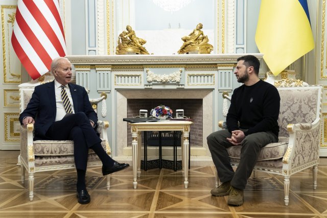 조 바이든(왼쪽) 미국 대통령이 20일(현지시간) 우크라이나 키이우를 예고 없이 방문해 말린스키궁에서 볼로디미르 젤렌스키 우크라이나 대통령과 얘기를 나누고 있다. 2023.02.20. [키이우=AP/뉴시스]