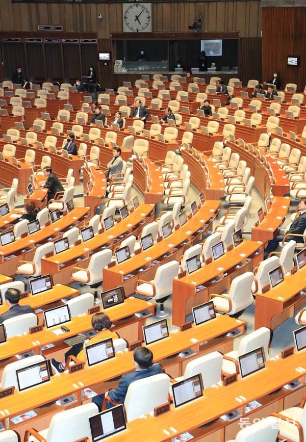 지난 6일 서울 여의도 국회 본회의장에서 정치,외교,통일,안보에 관한 대정부질문이 열렸다. 하지만 의원들이 자리를 떠나 텅 비어있다. 김재명 기자