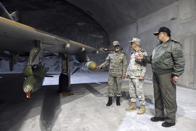 이란 모처에 구축된 지하 공군기지 ‘이글 44’를 방문한 이란 군 고위 관계자들. AP 뉴시스