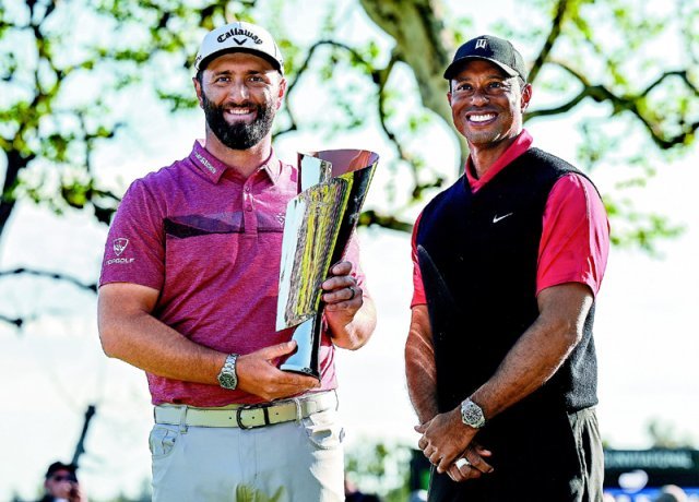 욘 람(왼쪽)이 20일 미국 캘리포니아주 퍼시픽팰리세이즈의 리비에라 컨트리클럽(파71)에서 열린 미국프로골프(PGA)투어 제네시스
 인비테이셔널에서 우승한 뒤 트로피를 안고 활짝 웃고 있다. 이 대회 주최자인 타이거 우즈(오른쪽)는 7개월 만에 공식 대회에 
출전해 공동 45위로 대회를 마무리했다. PGA 제공