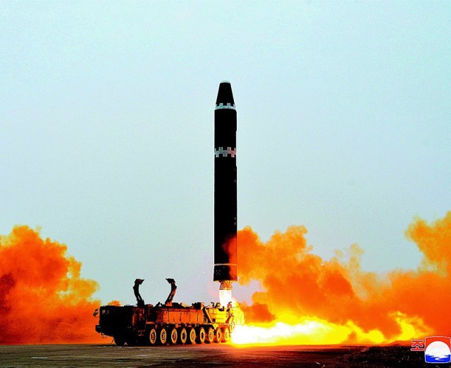 18일 북한의 평양 순안 일대에서 화성-15형 대륙간탄도미사일이 발사되고 있다. 사진 출처 조선중앙통신