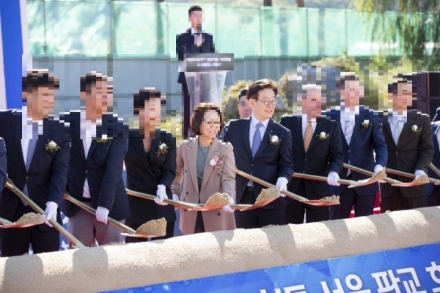 2019년 10월 8일 이재명 당시 경기도지사가 정자동 호텔 착공식에 참여한 모습. 이재명 대표 블로그