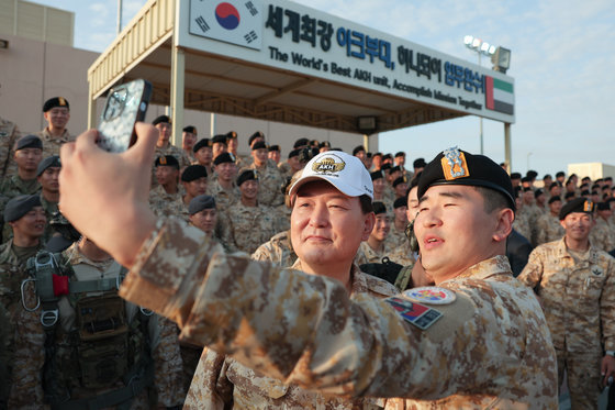 윤석열 대통령이 지난달 15일 오후(현지시간) 아랍에미리트(UAE) 아크부대를 찾아 한 장병과 스마트폰 셀카를 찍고 있다. 대통령실 제공