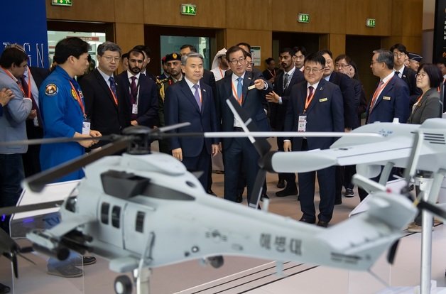 이종섭 국방부 장관이 20일(현지시간) UAE 아부다비에서 개최된 2023 UAE 국제방산전시회(IDEX)에 참가한 우리 방산업체 관계자로부터 전시내용에 관한 설명을 듣고 있다. (국방부 제공)