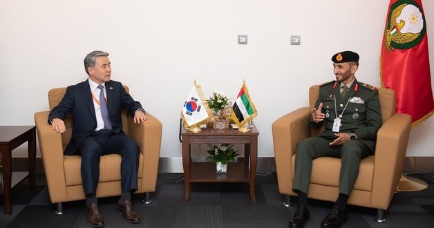 이종섭 국방부 장관(왼쪽)이 20일(현지시간) 2023 UAE 국제방산전시회(IDEX)가 열린 아부다비 국제전시컨벤션센터(ADNEC) 내 접견장에서 사이드 라시드 알 셰히 UAE 지상군사령관과 환담하고 있다.(국방부 제공)