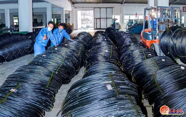 북한 노동당 기관지 노동신문은 21일 평양빛섬유통신케블(케이블) 공장 노동자들의 사진을 싣고 “당 결정 관철을 위한 투쟁에 한 사람같이 떨쳐나섰다“라고 보도했다. (평양 노동신문=뉴스1)