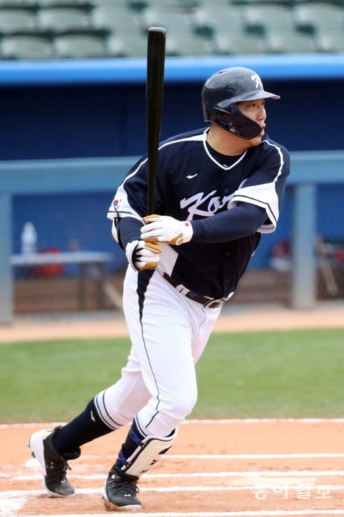 타격하는 김현수 선수