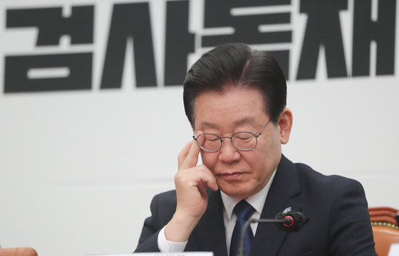 이재명 더불어민주당 대표가 20일 서울 여의도 국회에서 열린 최고위원회의에서 생각에 짐겨 있다. 2023.2.20. 뉴스1