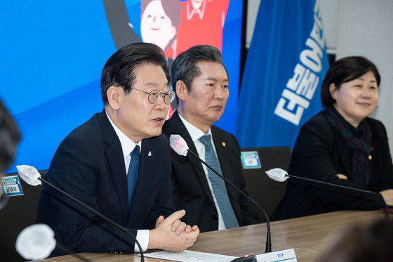 이재명 더불어민주당 대표가 20일 서울 여의도 중앙당사에서 열린 2023 전국노인위원회 출범식에서 축사를 하고 있다. 2023.2.20 뉴스1