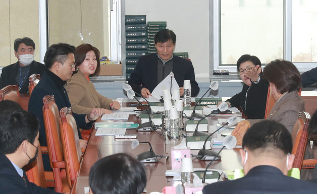 이학영 환경노동위원회 안건조정위원장이 17일 오후 서울 여의도 국회에서 환경노동위원회 안건조정위원회를 주재하고 있다. (공동취재) 2023.2.17/뉴스1 ⓒ News1