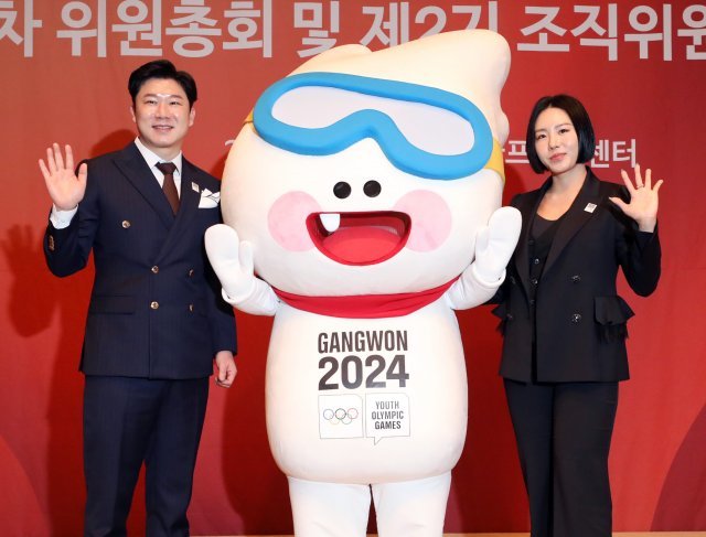 2024 강원 동계청소년올림픽대회 공동 조직위원장에 선임된 '사격 황제' 진종오와 '빙속 여제' 이상화가 21일 서울 중구 프레스센터에서 열린 2024 강원 동계청소년올림픽대회 제2기 조직위원회 출범식에서 마스코트 뭉초와 함께 기념촬영 하고 있다. 2023.02.21. 뉴시스