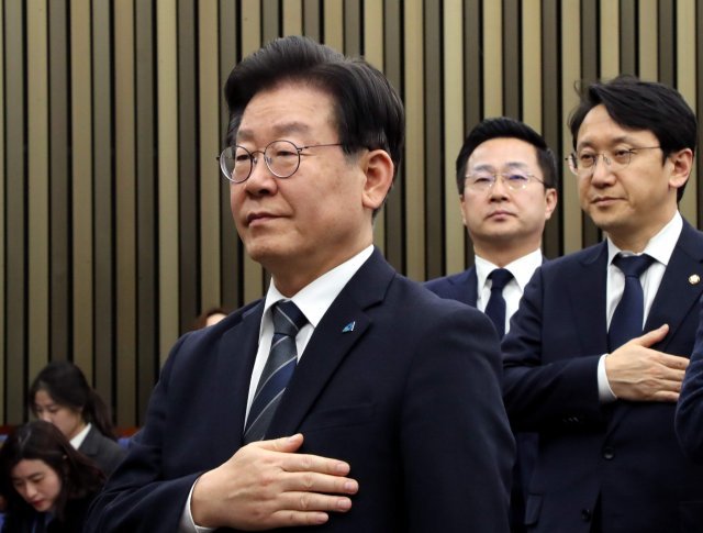21일 오후 서울 여의도 국회에서 열린 의원총회에 이재명 더불어민주당 대표가 참석했다. 이훈구 기자 ufo@donga.com