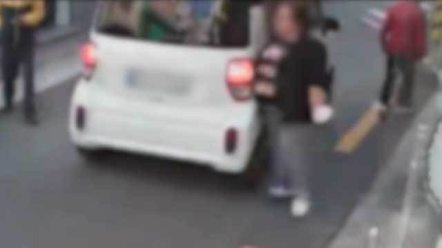 30대 여성 A 씨가 주행 중인 차에 손목을 고의로 들이대고 있다. (전북경찰청 제공) KBS 보도화면 캡처