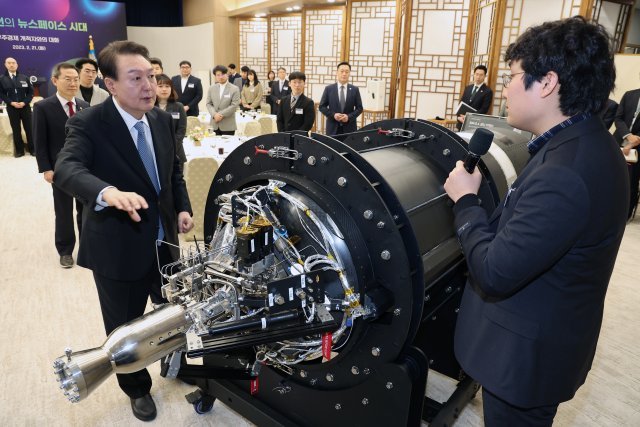 소형 우주 발사체 살펴보는 윤석열 대통령. 2023. 02.21. 뉴시스