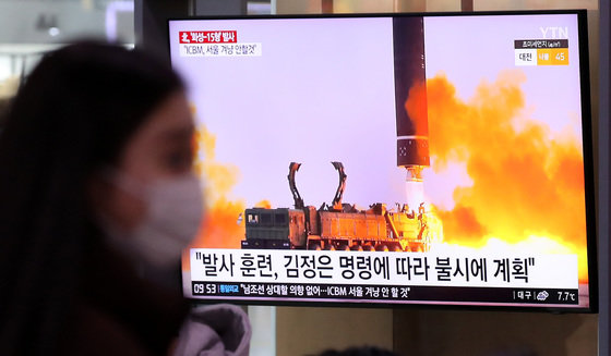 19일 오전 서울역 대합실에서 시민들이 북한의 대륙간탄도미사일(ICBM) 발사 훈련 관련 뉴스를 시청하고 있다.  2023.2.19/뉴스1