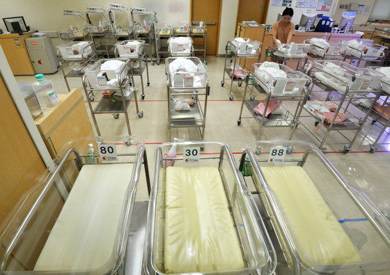서울 중구의 한 병원 신생아실에 놓인 아기 바구니 곳곳이 비어 있다. 뉴스1
