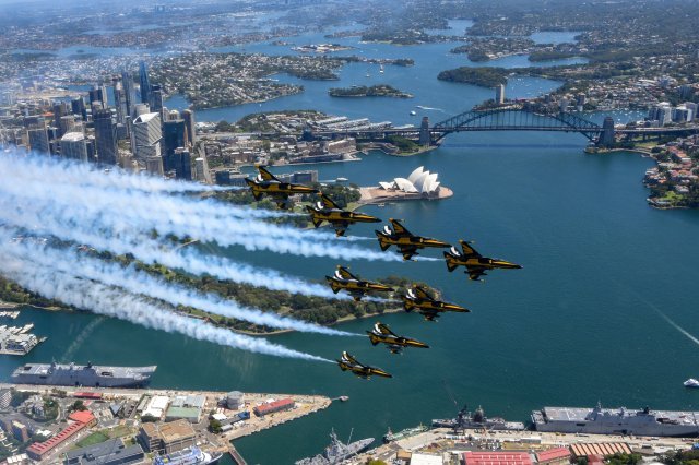 블랙이글스가 21일(현지시간) 호주 시드니 오페라하우스와 하버브릿지 상공을 비행하고 있다. 공군 제공
