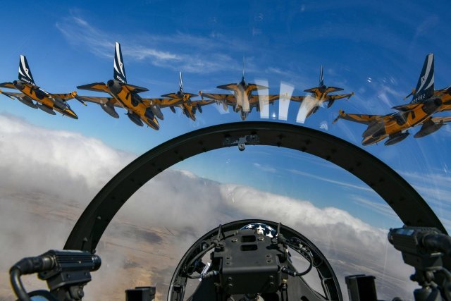 블랙이글스가 ‘2023 호주 아발론 국제에어쇼’에 참가하기 위해 비행하는 모습. 공군 제공