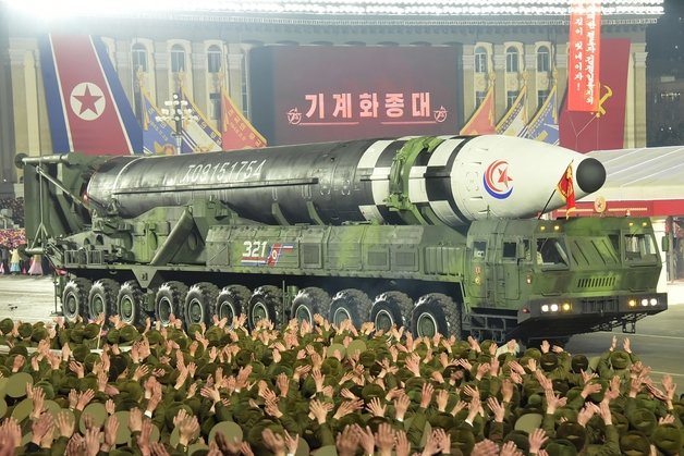 북한 대륙간탄도미사일(ICBM) ‘화성-17형’. 평양 노동신문=뉴스1