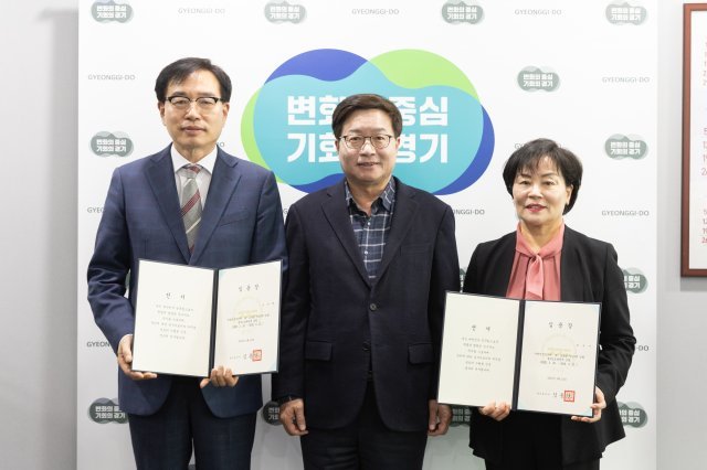 염태영 경제부지사(사진 가운데)가 22일 오전 소영환 협치1보좌관(왼쪽), 박순자 협치2보좌관에게 임용장 수여를 한 뒤 기념촬영을 하고 있다. 경기도 제공