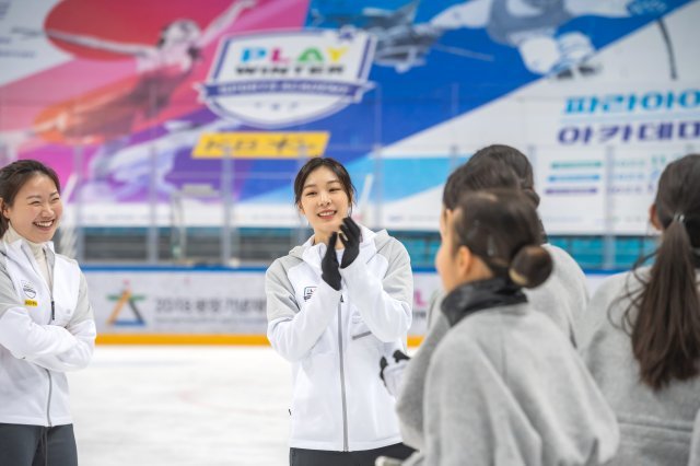 ‘피겨여왕’ 김연아가 22일 강원도 강릉하키센터에서 열린 플레이윈터 피겨스케이팅 아카데미에서 선수들을 지도하고 있다. 2023.2.22. 2018평창기념재단 제공