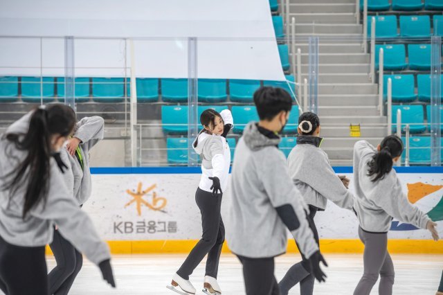 ‘피겨여왕’ 김연아가 22일 강원도 강릉하키센터에서 열린 플레이윈터 피겨스케이팅 아카데미에서 선수들을 지도하고 있다. 2023.2.22. 2018평창기념재단 제공