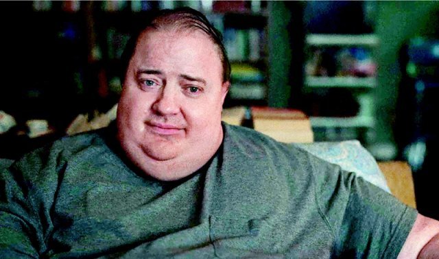 남우주연상 후보작 ‘더 웨일’ 영화 ‘더 웨일’에서 폭식증으로 272kg의 거구가 된 찰리(브렌던 프레이저)가 홀로 소파에 앉아 쓸쓸한 표정을 짓고 있다. 스튜디오 디에치이엘 제공