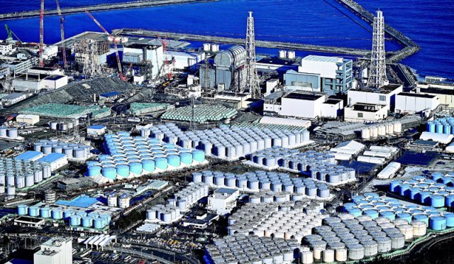 올 1월 일본 후쿠시마 제1원자력발전소 부지 현장 모습. 방사성 물질 오염수가 담긴 탱크가 가득 들어차 있다. 아사히신문 제공