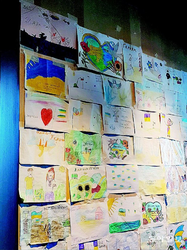 12일(현지 시간) 우크라이나 비타치우의 한 카페에 걸린 우크라이나 어린이들의 그림. 아이들이 보는 전쟁의 참상과 평화에 대한 기원 등이 엿보인다. 비타치우=조은아 특파원 achim@donga.com