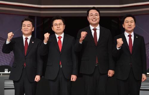 국민의힘 당대표 후보들이 22일 서울 여의도 KBS에서 열린 TV토론에 앞서 기념 촬영을 하고 있다. 왼쪽부터 안철수, 황교안, 천하람, 김기현 후보. 뉴스1