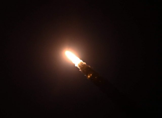 8일(현지시간)  미국 캘리포니아주 반덴버그 기지에서 시험 발사된 미니트맨3 대륙간탄도미사일(ICBM)의  재진입체가 불꽃을 내뿜으면서 목표 해역으로 낙하하고 있다 . 출처 미 전략사령부