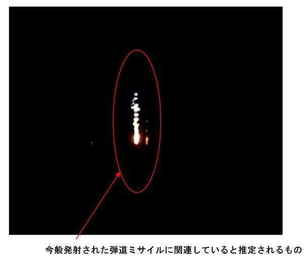 북한이 18일 동해상으로 고각 발사한 화성-15형 ICBM의 재진입체로 추정되는 물체가 조각난 형체로 섬광을 내뿜으면서 일본 인근 해상으로 낙하하고 있다.  미니트맨3의 재진입체 비행 사진(윗쪽)과 확연히 대비가 된다. 출처 NHK
