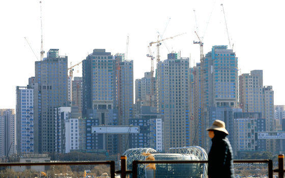 21일 서울의 한 아파트 단지 건설현장에서 공사가 진행되고 있다.  2023.2.21/뉴스1