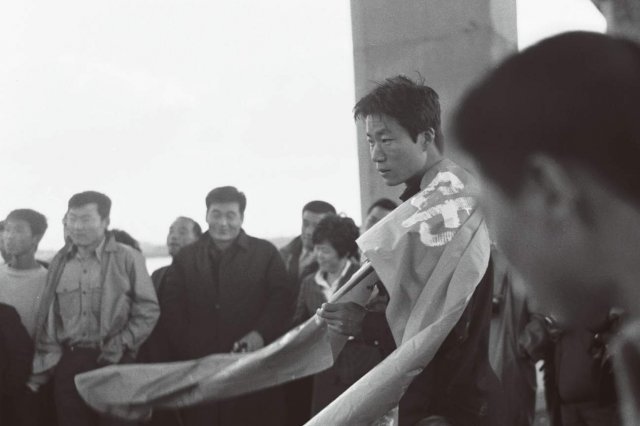 1968년 10월 17일 ‘한강변의 타살’ 퍼포먼스를 정강자, 정찬승과 함께 하고 있는 강국진(가운데). 사진:국립현대미술관 제공