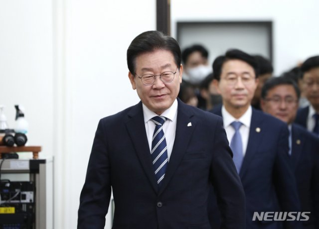 더불어민주당 이재명 대표가 23일 서울 여의도 국회에서 열린 기자간담회에 참석하고 있다. 뉴시스