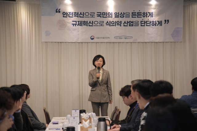 오유경 식품의약품안전처장이 23일 오후 12시 서울 광화문에서 열린 기자간담회에서 발언하고 있다. (식약처 제공) 뉴시스