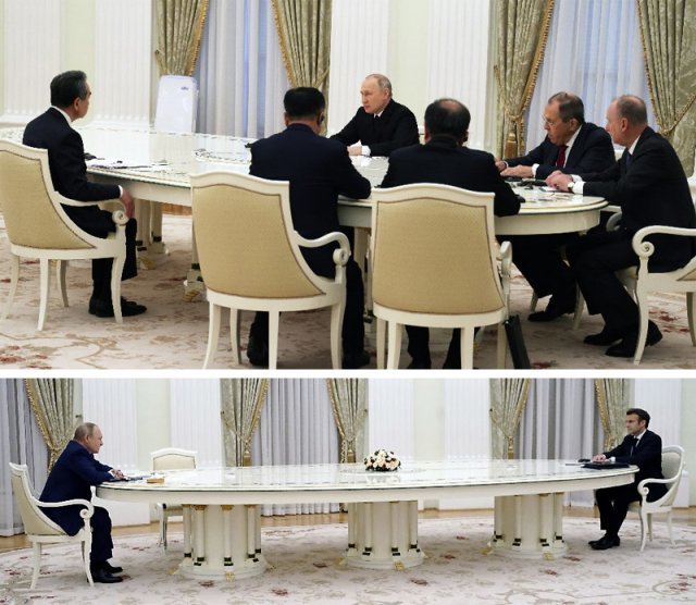 푸틴, 바로 앞에 中왕이… 佛마크롱 방러땐 멀찍이 블라디미르 푸틴 러시아 대통령(위 사진·뒷줄 왼쪽)이 22일 모스크바 
크렘린궁에서 왕이 중국공산당 중앙정치국 위원(앞줄 왼쪽)과 만나 양국 협력을 강조했다. 이날 푸틴 대통령은 두 팔을 벌려 왕 
위원을 환영했으며 장관급인 그와 가까운 거리에서 마주 앉았다. 푸틴 대통령은 지난해 2월 같은 장소에서 에마뉘엘 마크롱 프랑스 
대통령과 만났지만 멀리 떨어져 앉았다(아래 사진). 모스크바=AP 뉴시스