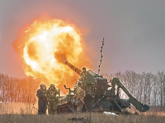 지난해 12월 러시아와 우크라이나 간 최대 격전지인 우크라이나 동부 도네츠크주 바흐무트 전선에서 우크라이나군이 러시아 진지를 향해 자주포를 발사하고 있다. 바흐무트=AP뉴시스