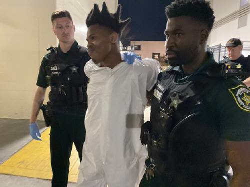 22일(현지시간) 미국 플로리다 올랜도에서 총격 사건으로 3명이 숨지고 1명이 다쳤다. 사진은 경찰이 피의자 키스 멜빈 모세스(19)를 연행하는 모습. 뉴스1