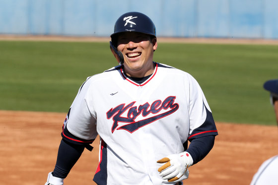 16일(현지시간) 미국 애리조나주 투손 키노 스포츠 콤플렉스에서 열린 2023 WBC 대한민국 야구 대표팀과 NC 다이노스와의 연습경기 2회말 대한민국 김현수가 안타를 치고 미소를 보이고 있다. 2023.2.17 뉴스1