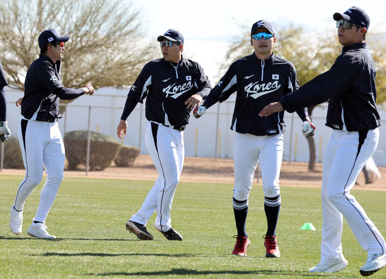 2023 월드베이스볼클래식(WBC)에 출전하는 대한민국 대표팀 주장 김현수 등 선수들이 18일(현지시간) 미국 애리조나주 투손 키노 스포츠 콤플렉스 대표팀 전지훈련지에서 훈련 전 몸을 풀고 있다. 2023.2.19 뉴스1
