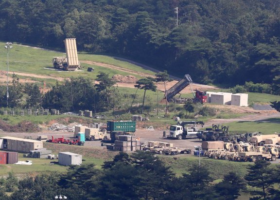 지난해 8월 18일 경북 성주 사드(THAAD·고고도미사일방어체계) 기지 발사대 주변에서 대형 트럭이 싣고 온 흙을 내리고 있다. 성주=뉴스1